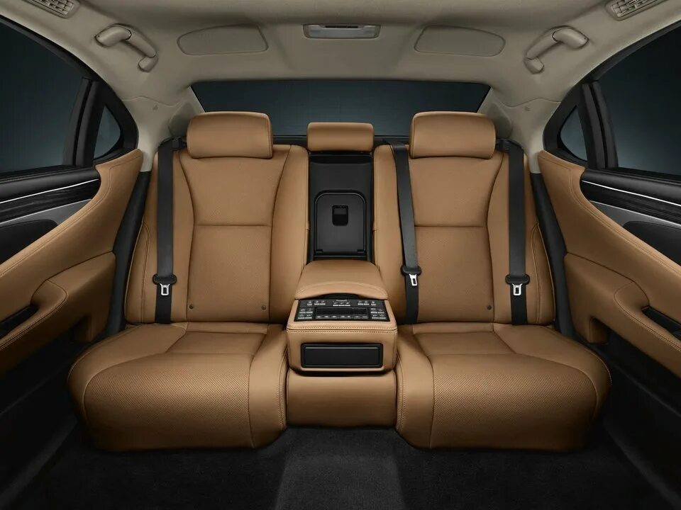 Чехлы на машину. Лексус лс 460 лонг. Сидения машины внутри. Чехлы кожаные автомобильные. Красивые автомобильные чехлы.