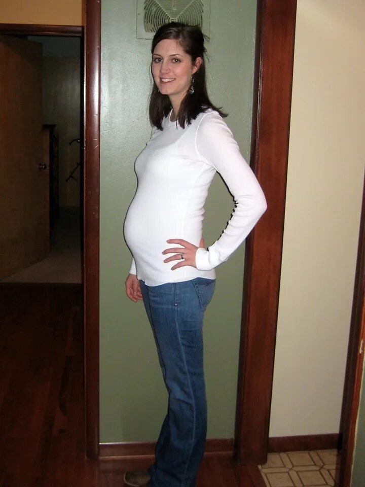 Женщина на 2 месяце беременности. Животик на 5 месяце. 5 Месяц беременности. Живот беременной.