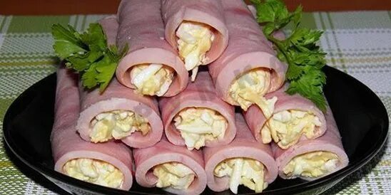Ветчина с творожным сыром и чесноком рулетики. Ветчинные рулетики с сыром и чесноком. Закуска из ветчины рулетики с сыром. Рулетики из ветчины с сыром. Закуска ветчинные рулетики.