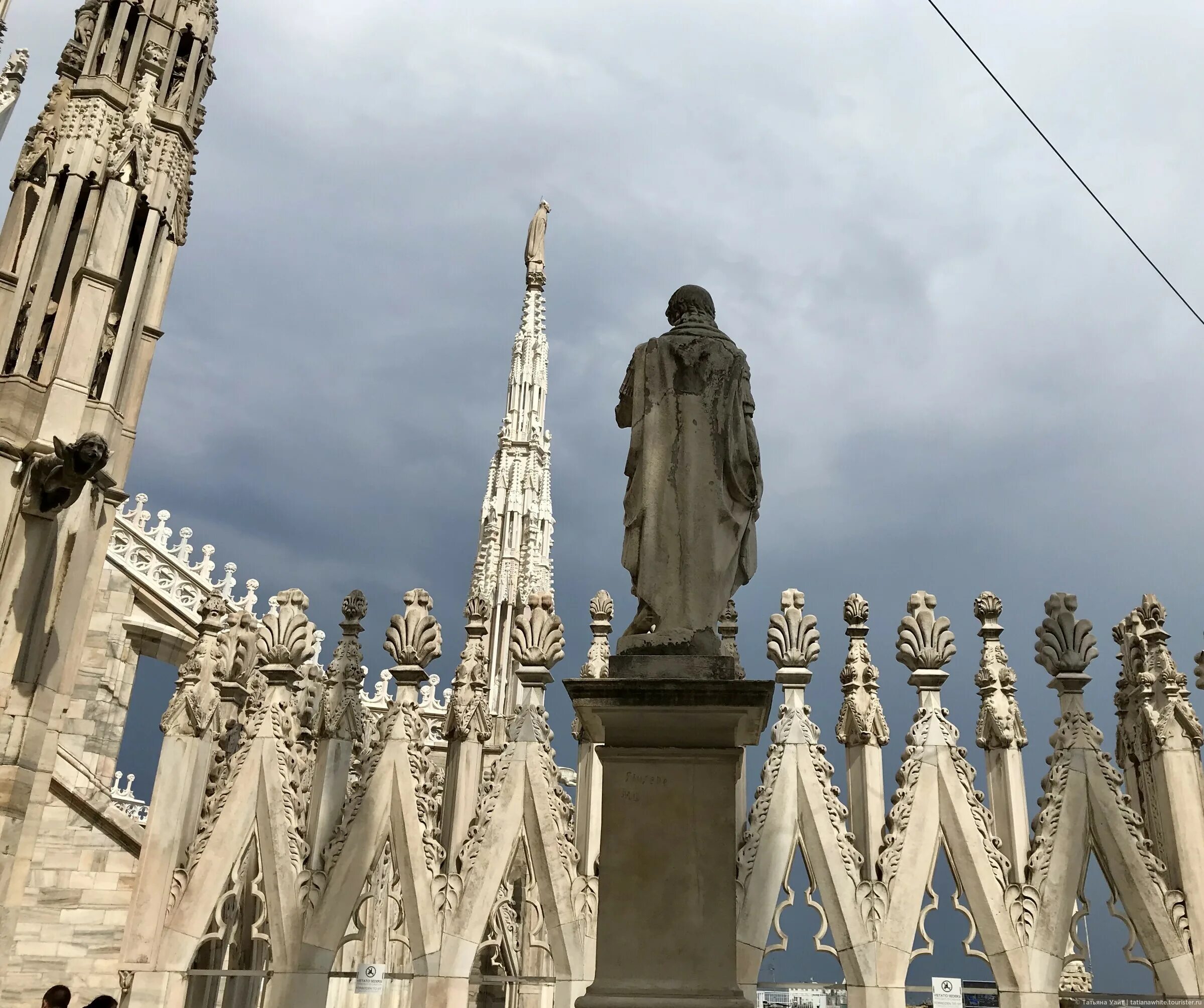 Шартрский собор скульптура святой модесты. Статуи над входом в кафедральный собор. Статуя зевса в олимпии (олимпия, 435 г. Статуи в церкви. Храм со статуей.