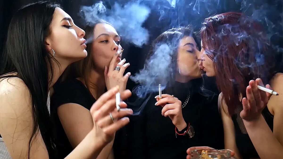 Алиса каштанова smoking. Smoke lesbians. Девушки подруги курят. Курящие красотки. Smoke lesbians.