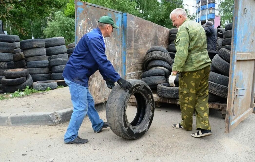 Принимают покрышки. Старые шины. Утилизация шин. Утилизация старых покрышек. Переработка автомобильных шин.