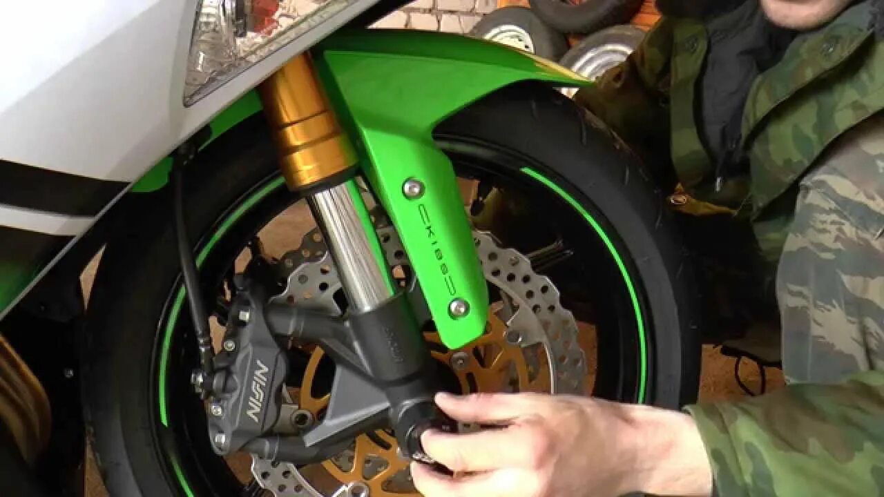 Слайдер цепи zx6r 2000. Слайдер в ось cbr600f4i. Установка слайдеров на мотоцикл. Крашпеды на мотоцикл.