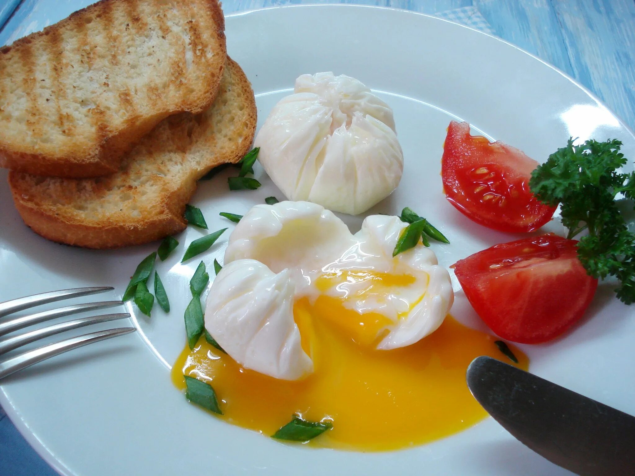 Пашот сколько минут. Яйцо пашот в мешочке. Яйца пашот всмятку. Завтрак с яйцом пашот. Яйцо пашот Эстетика.