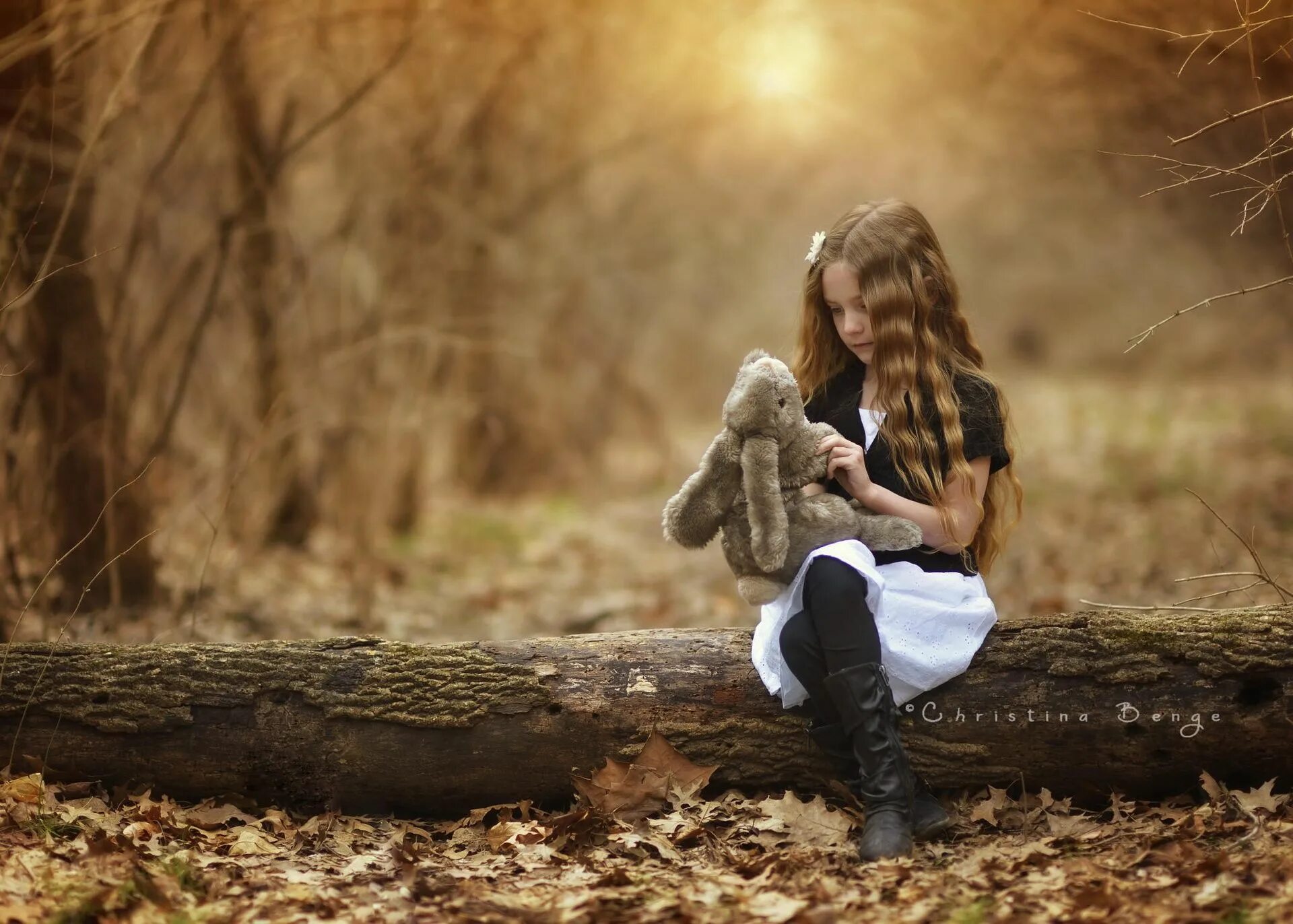 Клава была простая добрая умелая одинокая девушка. Девушка кролик. Игрушки для девочек. Одинокая девочка. Девочка сидит в лесу.