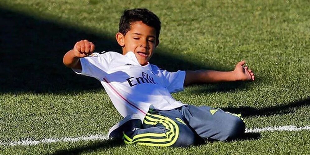 Роналдо мальчик. Кристиано Жуниор. Cristiano Ronaldo Jr. Криштиану Роналду младший 2023. Отец Криштиану Роналдо.