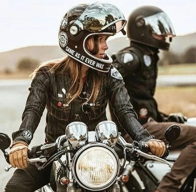 Шлем для кафе рейсера. Женская Мотоэкипировка Harley Davidson. Шлем для байкера на чоппере. Девушка байкер. Get on the bike