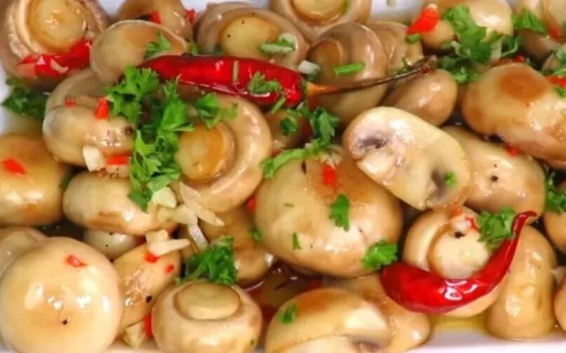 Шампиньоны маринованные с болгарским перцем. Салат с грибами и перцем. Грибы маринованные перцем. Маринованные шампиньоны с болгарским перцем и луком. Грибы маринованные перцем.