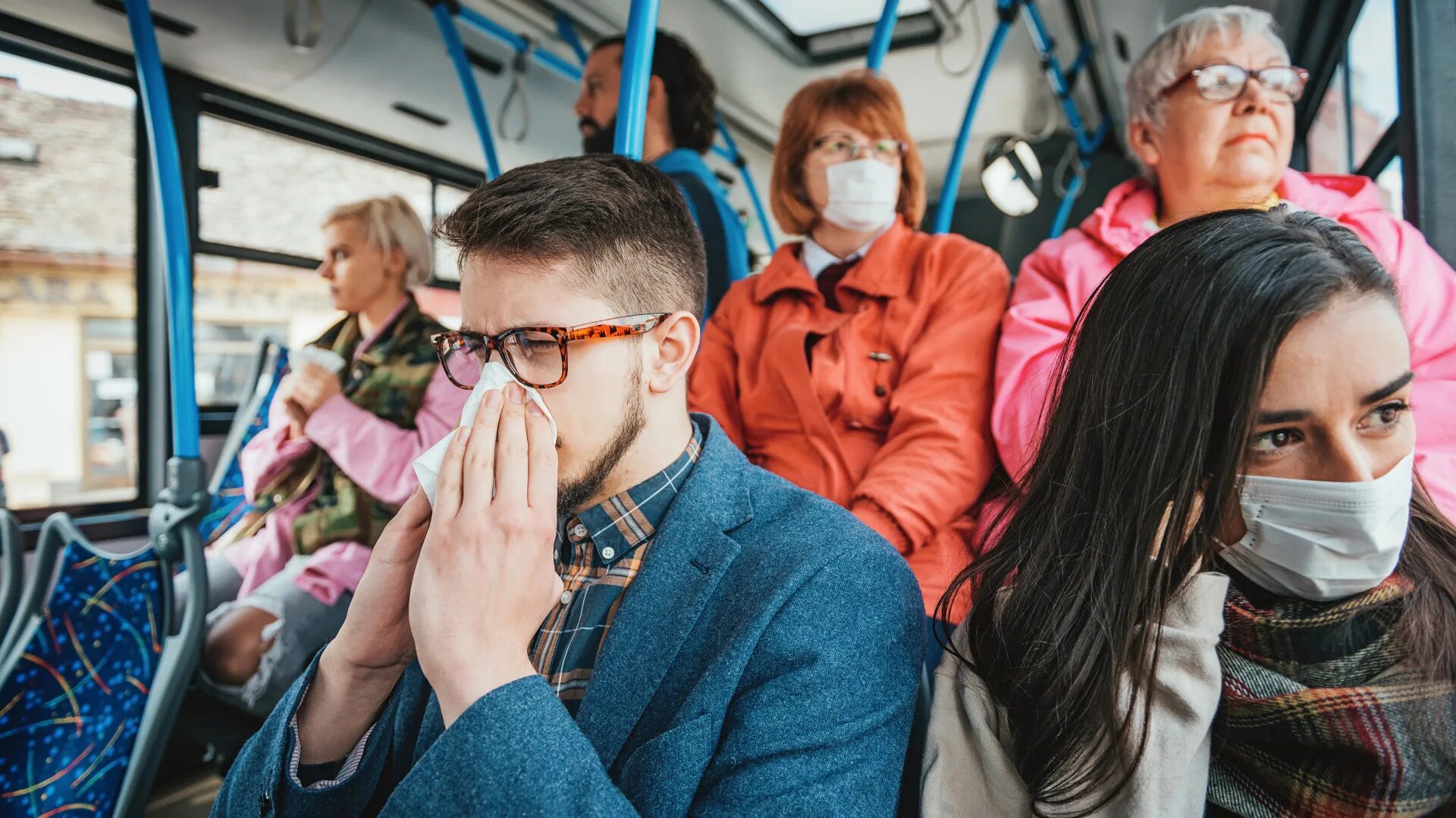 Люди в транспорте. Болеющий человек в транспорте. 1200 Человек на фото. Blow your nose in public. Много народу в автобусе