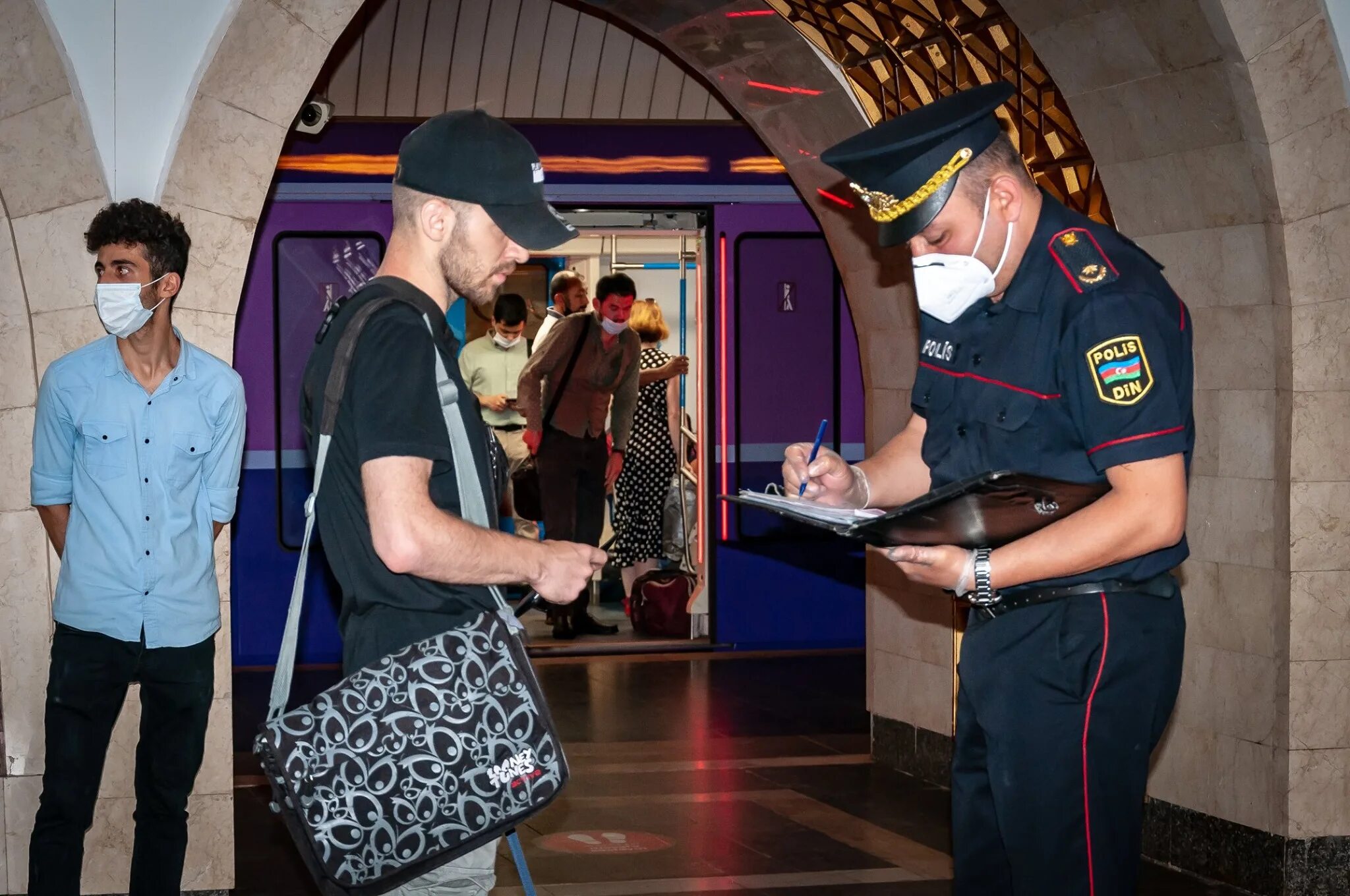 Штраф за маску в метро. Штраф в метро без маски. Полицейский в маске. Полиция в масках в метро. Оштрафованное лицо