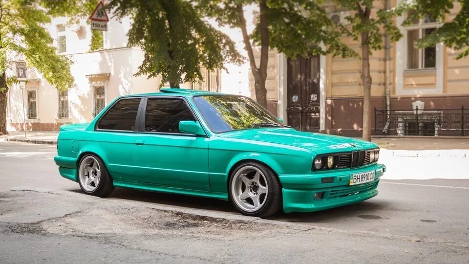 Разболтовка е34. BMW e34 зеленая. BMW e30 Green. BMW e34 бирюзовая. BMW e30 te37.