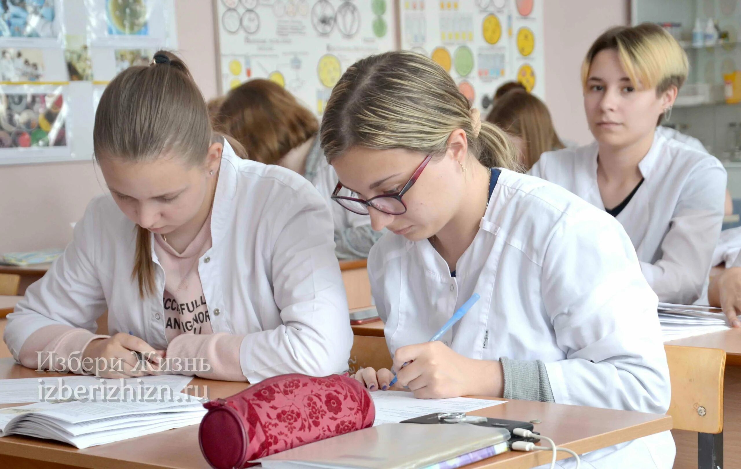 Медколледж оскол. Медколледж 1 студенты. Занятие в медколледже. Выпускники медколледжа. Медколледж Йошкар-Ола.