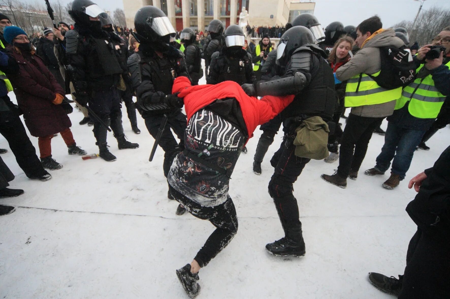 Нападения на силовые структуры. Задержание полицией в Питере. Митинг в Санкт Петербурге 27 февраля 2022.