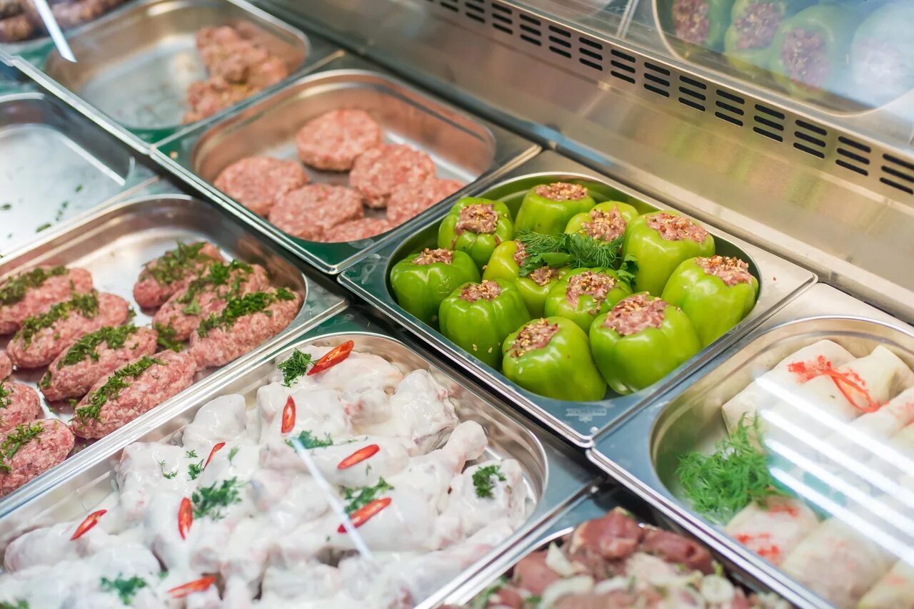 Полуфабрикаты разнообразного ассортимента. Полуфабрикаты. мясные полуфабрикаты. заморозка полуфабрикатов. охлажденные полуфабрикаты.
