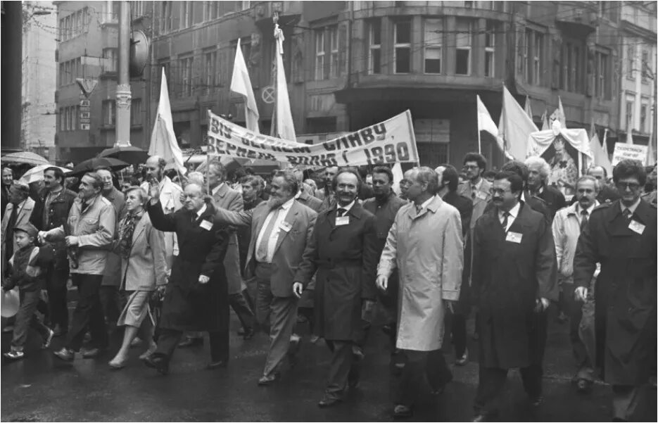 Первомайская демонстрация 1990г. 1 Мая 1990 года состоялась последняя Первомайская демонстрация. Первомайская демонстрация 1990 года в Москве. Коммунистическая демонстрация в Москве 1990е. 1 мая 1988