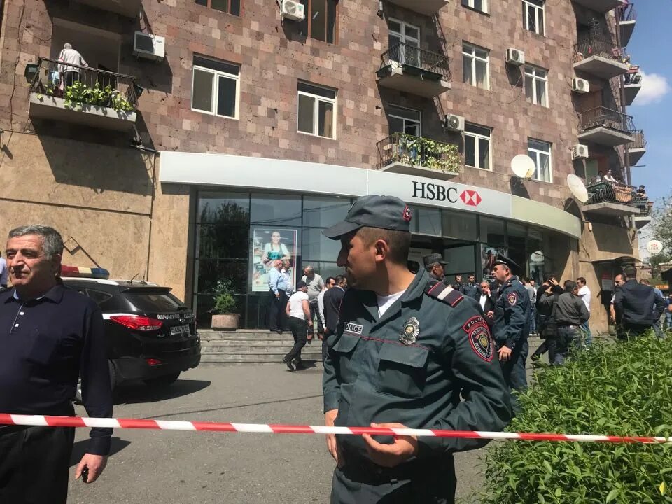 Вооруженные люди ворвались в полицию в ереване. HSBC банк Ереван. Банк Ереван ограбление. Госбанк Еревана. Банк HSBC В Ереване руководитель.