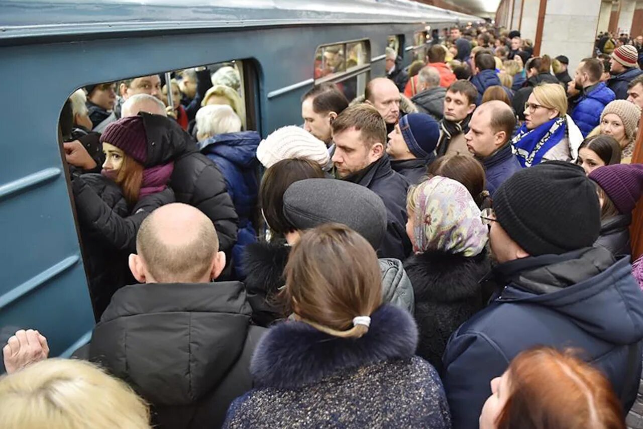 Московское метро час пик. Час пик в метро в Москве. Британское метро в час пик. Московское метро час пик фото 2022.