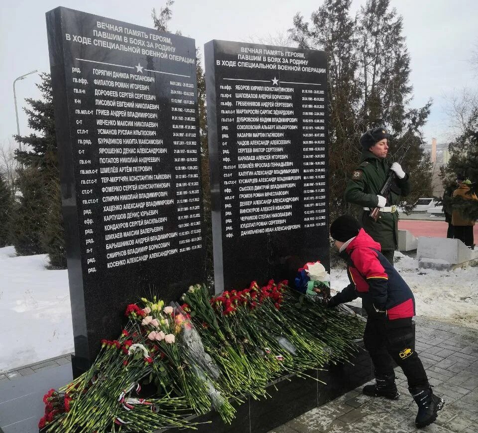 Годовщина сво мероприятия. Мемориал погибшим в сво Камышин. Памятник погибшим в сво в Камышине. Памятники солдатам погибших на сво. Мемориальный комплекс погибшего в сво?.