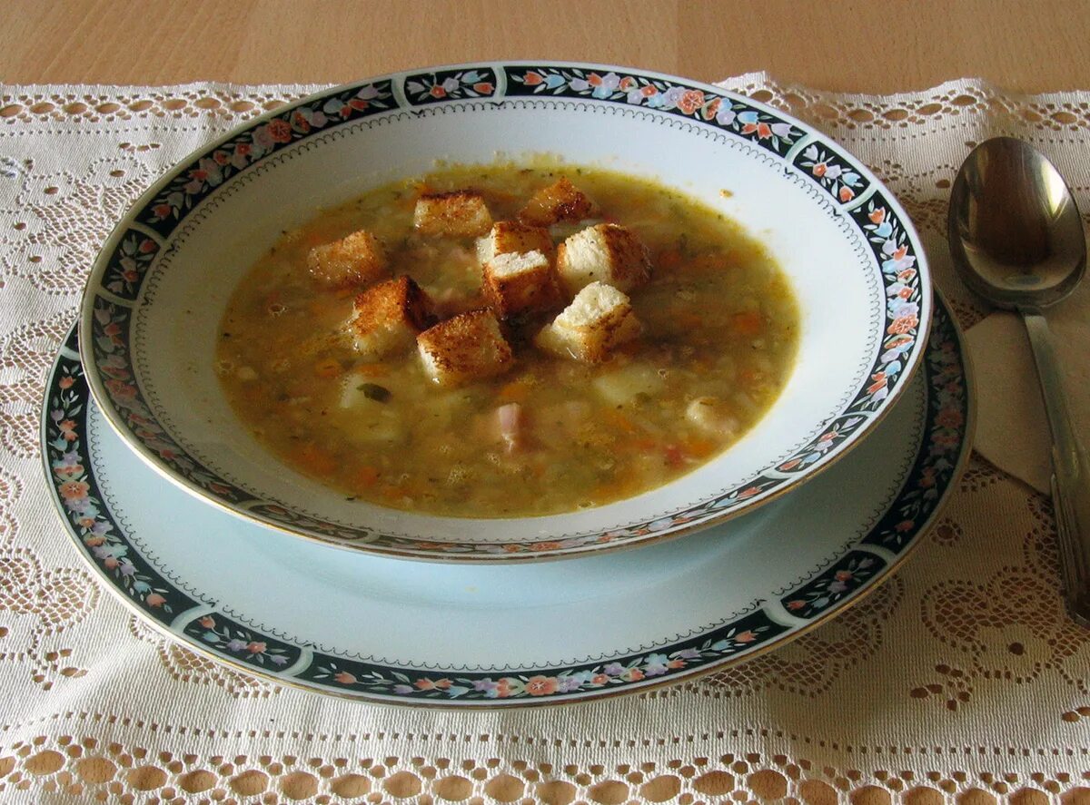 Гороховый суп с копченой рулькой. Суп гороховый с копченостями с рулькой. испорченный суп. суп испортился.