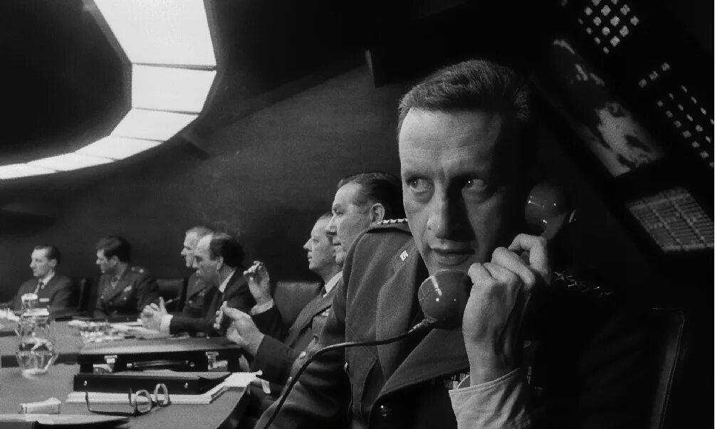 Как я полюбил атомную доктор стрейнджлав. Доктор стрейнджлав (1964). кубрик доктор стрейнджлав. питер селлерс доктор стрейнджлав. кубрик доктор стрейнджлав рука.