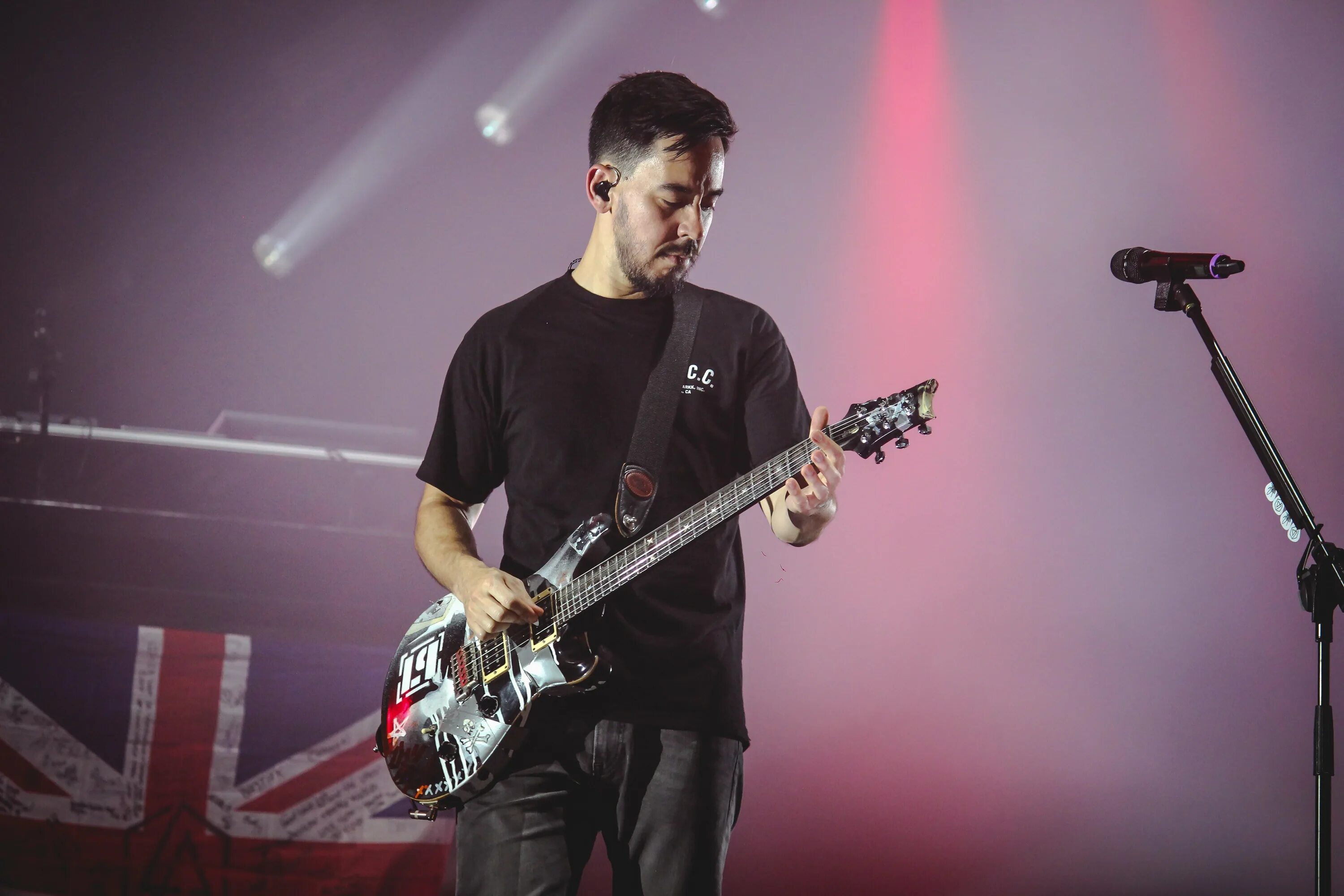 Player performance. Гитарист линкин парк. Майк Шинода. Шинода линкин парк. Linkin Park басист.