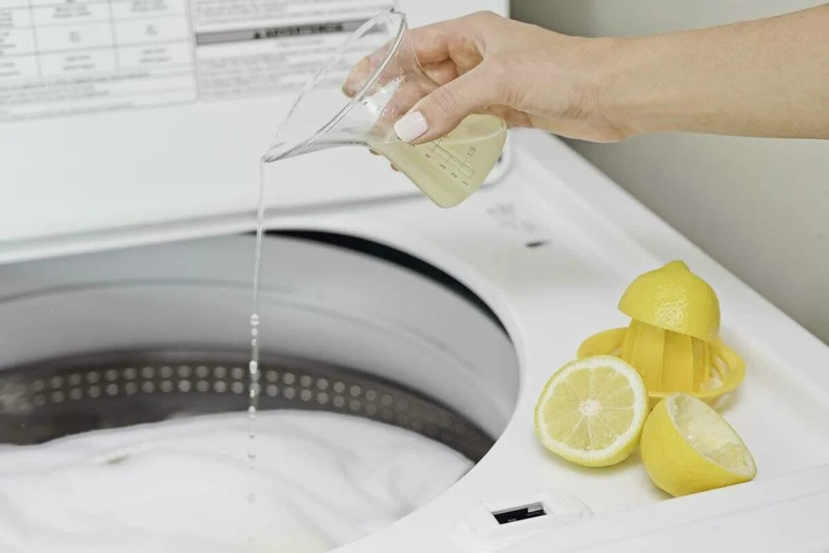 Чистят причины. Лайфхак для стиральной машины. Лимонная кислота в стиральную машинку. Чистка стиральной машины лимонной кислотой. Отбеливание вещей лимонной кислотой.