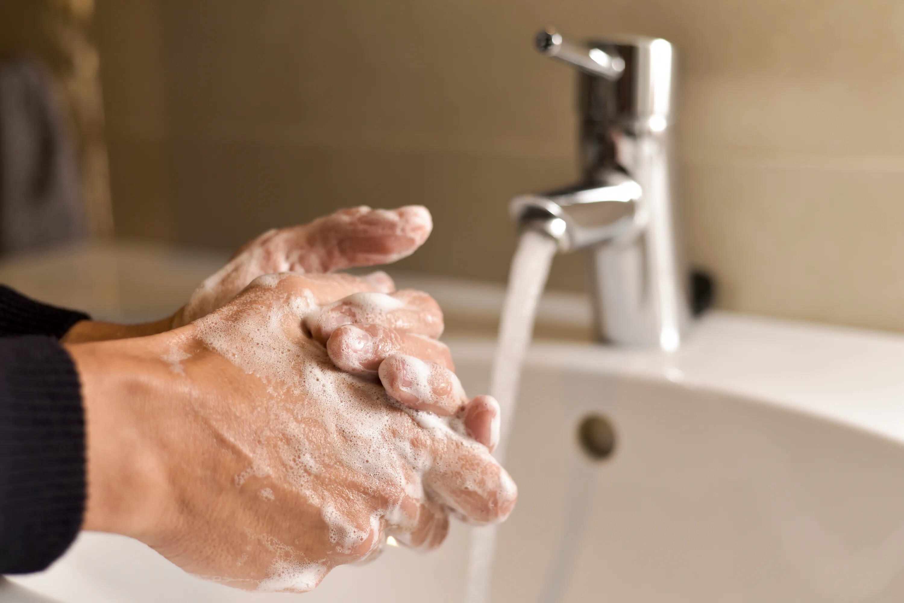 Мытье рук пациенту. Мыть руки. Человек моет руки. Вымыть руки. Вымойте руки.