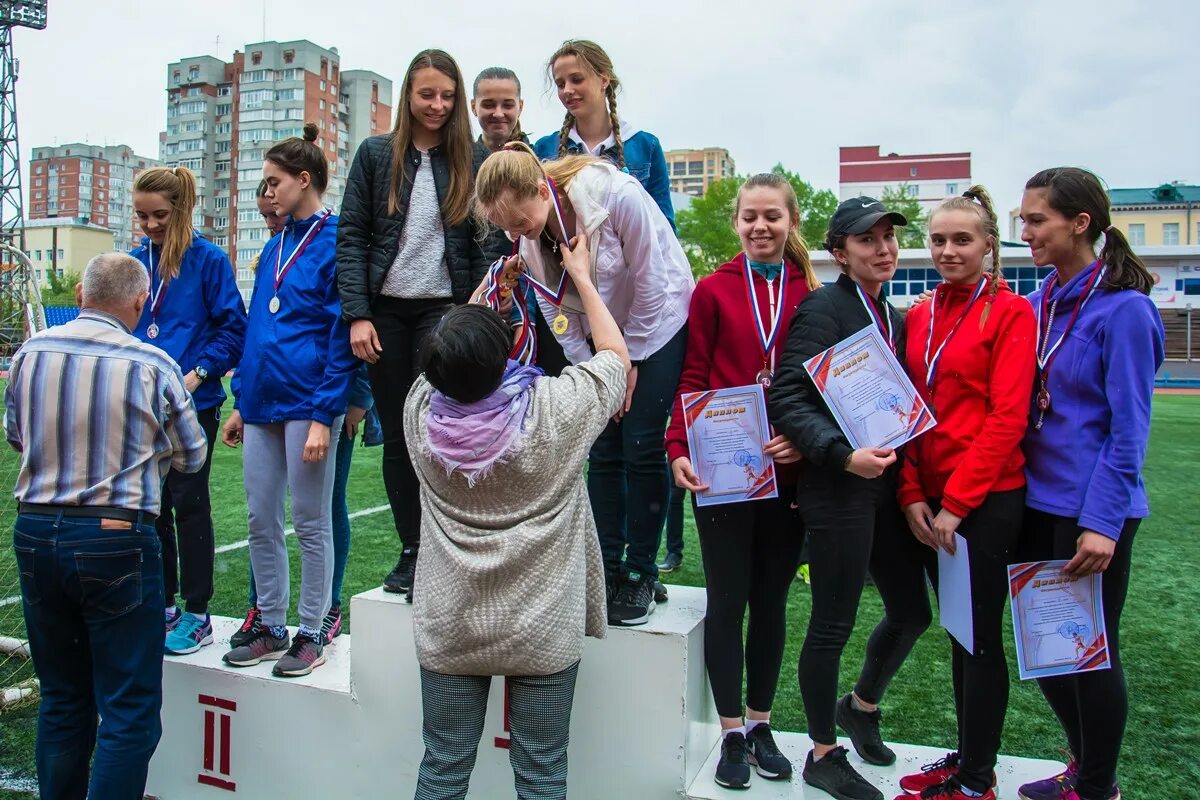 награда кубок по парашютному спорту. кубок петра великого. церемония открытия спортивных соревнований по легкой атлетике. бег на стадионе. челночный бег в легкой атлетике.