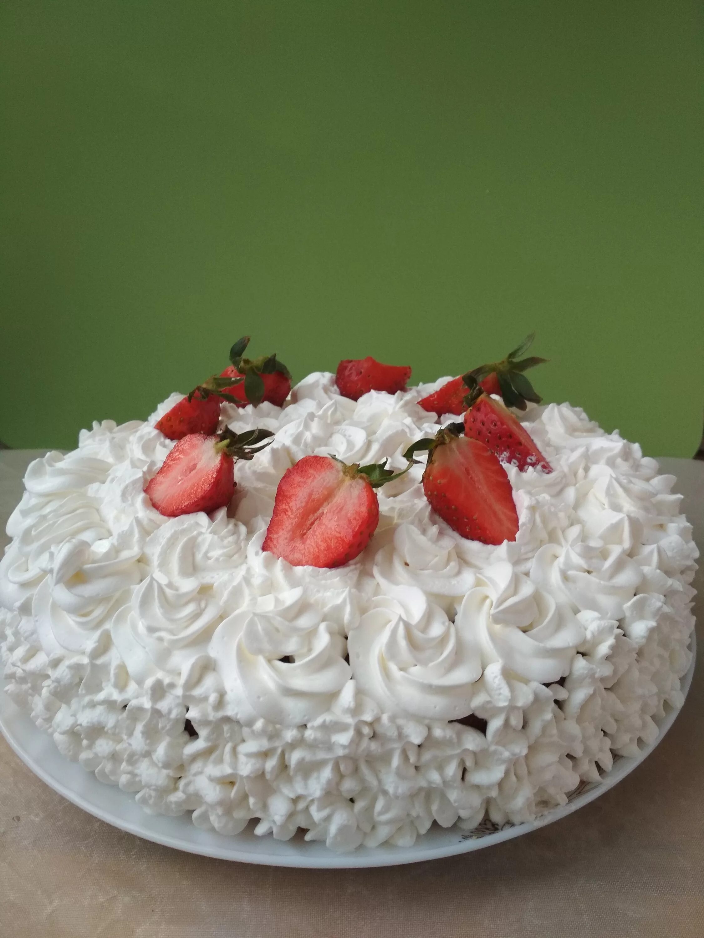 украсить торт взбитыми сливками. торт из взбитых сливок. фруктовый торт. украшение торта взбитыми сливками. торт с клубникой.
