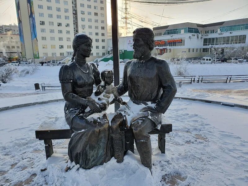 Памятник семену дежневу. Памятник дежневу и абакаяде якутск. абакаяда и дежнев памятник. памятник семену дюжеву якутия.