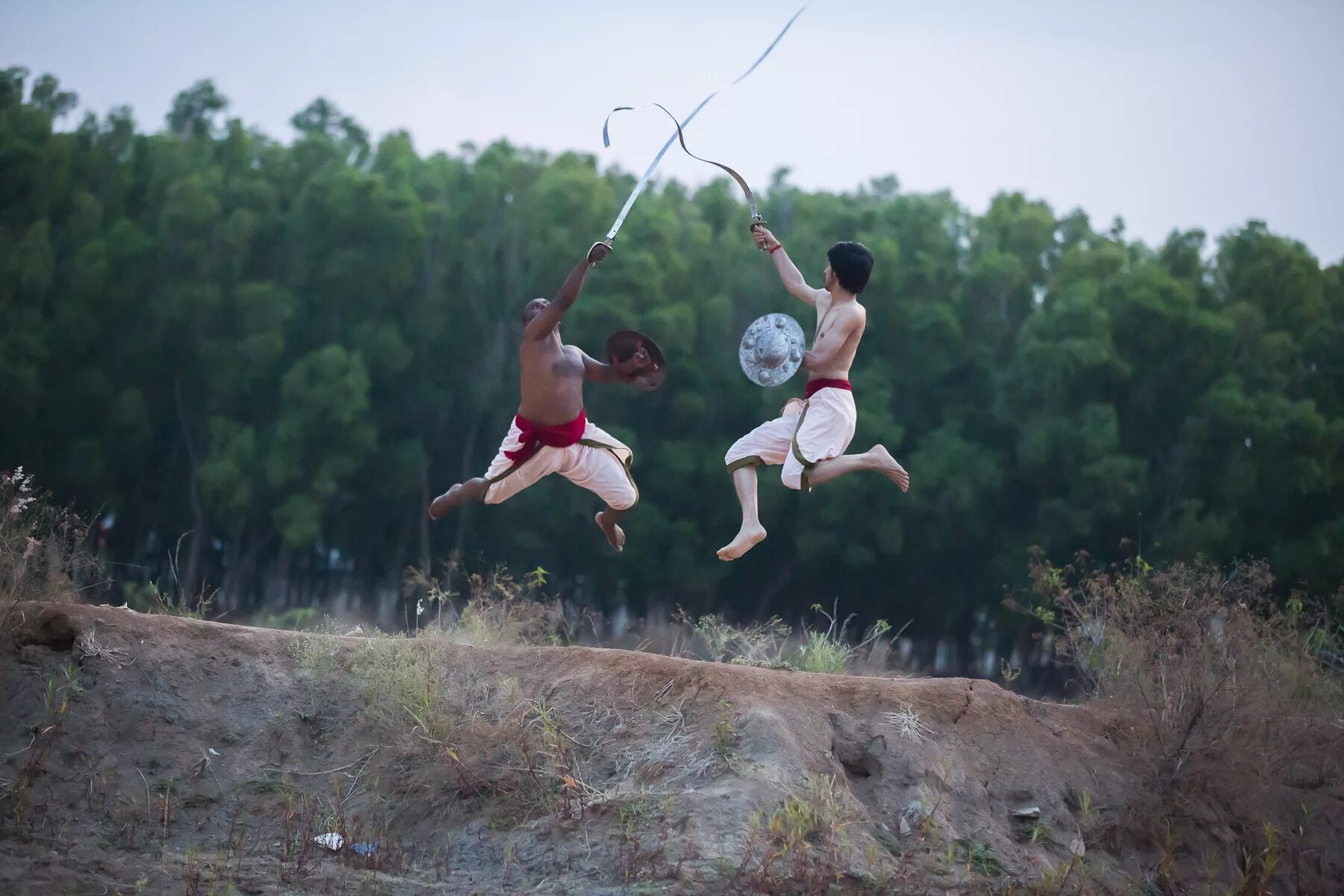 Индийское боевое искусство каларипаятту. Индийская боевая йога. Шоу боевые искусства. Восточные боевые искусства древние слайд[шоу. Индийское боевое искусство каларипаятту.