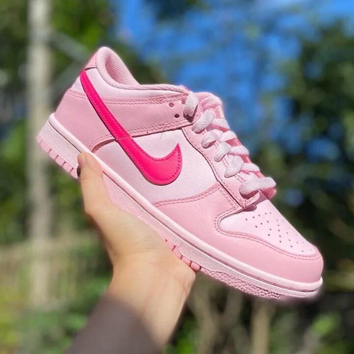 Nike dunk розовые. Nike Dunk Low Барби. Nike Dunk Low Triple Pink. Nike SB Dunk Low Барби. Nike Dunk SB Pink.