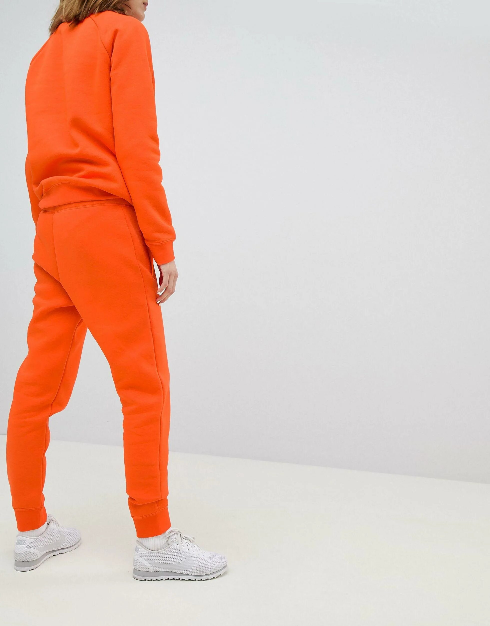 Nike Orange Joggers. Оранжевые джоггеры адидас. Nike Jogger оранжевые. Оранжевый костюм Nike.