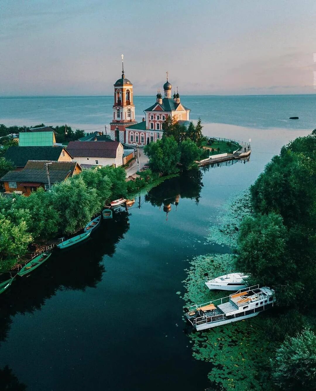 Красивые места в городах россии. Плещеево озеро Переславль Залесский. Город Переславль Залесский Ярославской области. Переславль-Залесский золотое кольцо России. Переславль-Залесский достопримечательности Плещеево озеро.