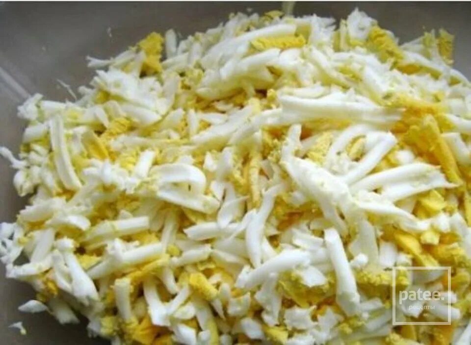 Салат тоска. Рецепт тоски. Слоёный салат с копчёной курицей и грибами. Салат тоска с курицей шампиньонами и сыром. Салат.