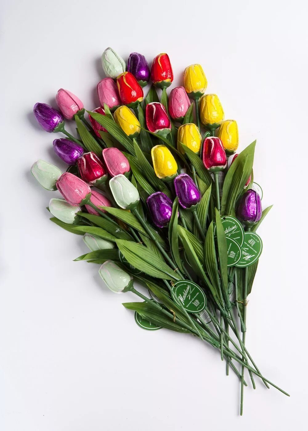 тюльпаны из шоколада букет. тюльпаны из шоколада букет. упаковать тюльпаны в прозрачную пленку. букет тюльпанов в крафт бумаге. букет из шоколадных тюльпанов.