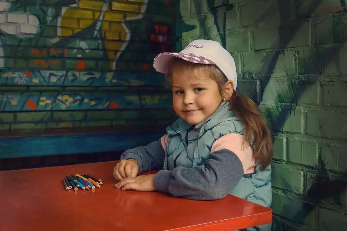 Картина маленький художник. Картина маленькая художница рочева. Описать фотографию маленькая художница. Маленькая художница сочинение 7 класс. Маленькая художница рочева сочинение 7 класс.