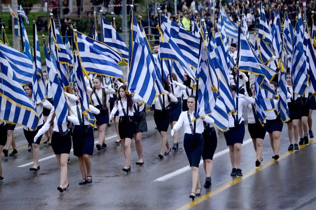 Много на греческом. Гинайкратия в Греции. Греция люди. День независимости Греции. Праздники Греции.