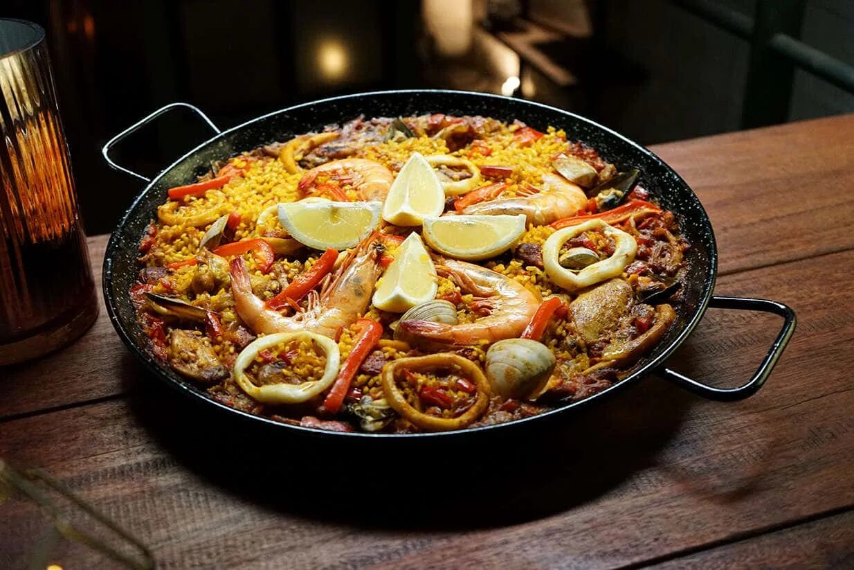 Японская итальянская кухня. Национальное блюдо испании паэлья. паэлья с морепродуктами классическая испанская. кухня испании паэлья. 1. паэлья (paella).