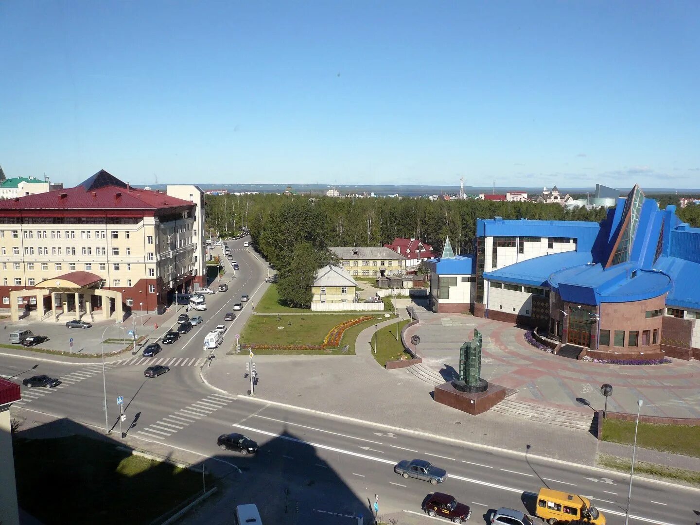 Город Югра Ханты-Мансийск. Центр города Ханты Мансийска. Ханты-Мансийск Главная площадь. Музей геологии нефти и газа Ханты-Мансийск. Хантомансийск округ