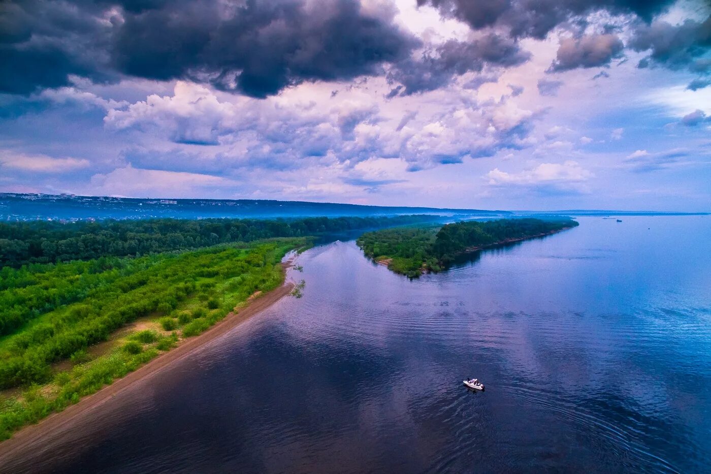 Левый берег поволжья. Река Волга Поволжье. Река Волга Самара. Река Волга в Самарской области. Река Волга просторы Ульяновск.