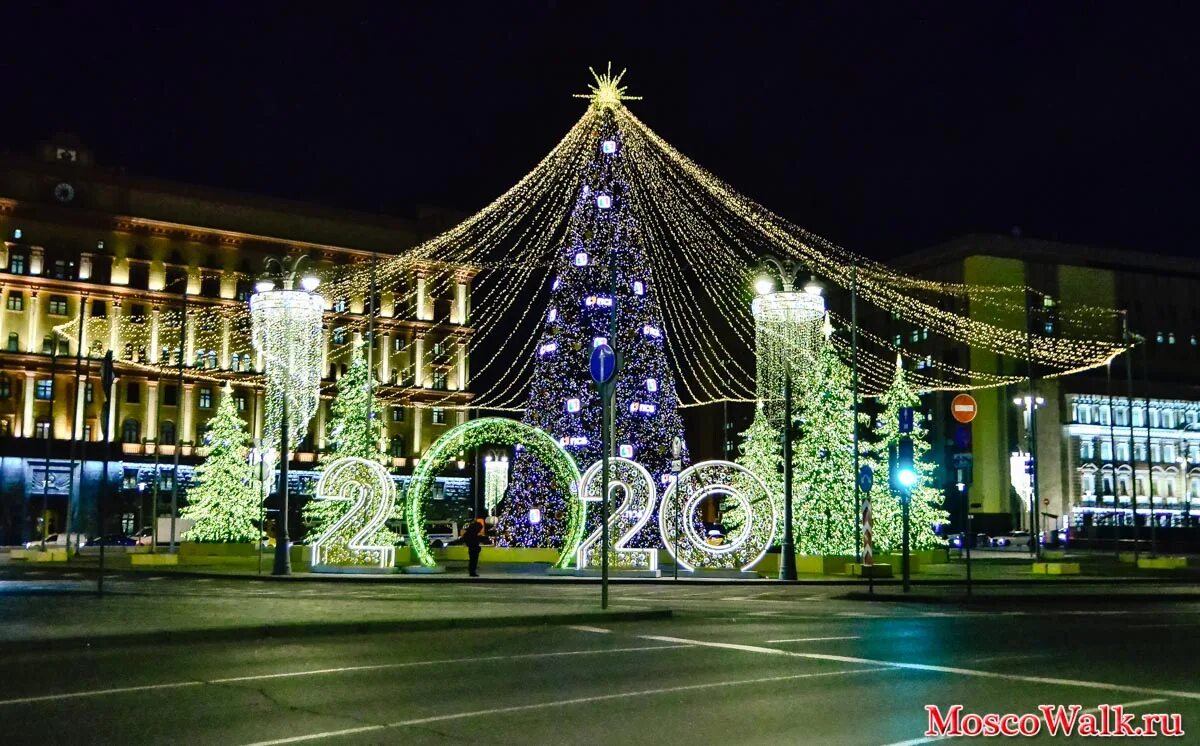 новогодняя елка на триумфальной площади. елка на триумфальной площади 2022. готовимся к новому году москва. новогодняя иллюминация. парк маяковского екатеринбург новогодний.