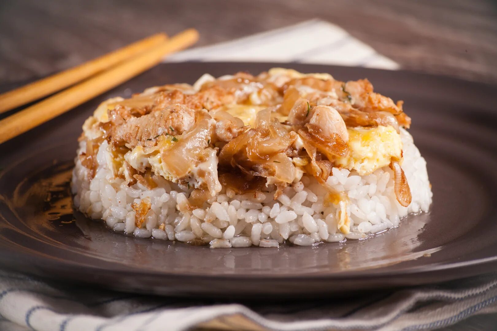 Рассыпчатый рис с курицей. Куриное филе с рисом. Рис с филе. Рис с курицей. Фрикасе с рисом.