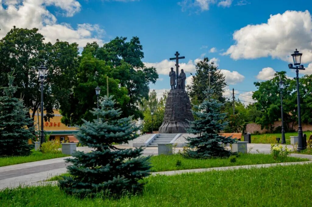 Город августов работа. Город клинцы брянская область. сквер калинина клинцы. достопримечательности клинцов брянской области. сквер основателям города клинцы.