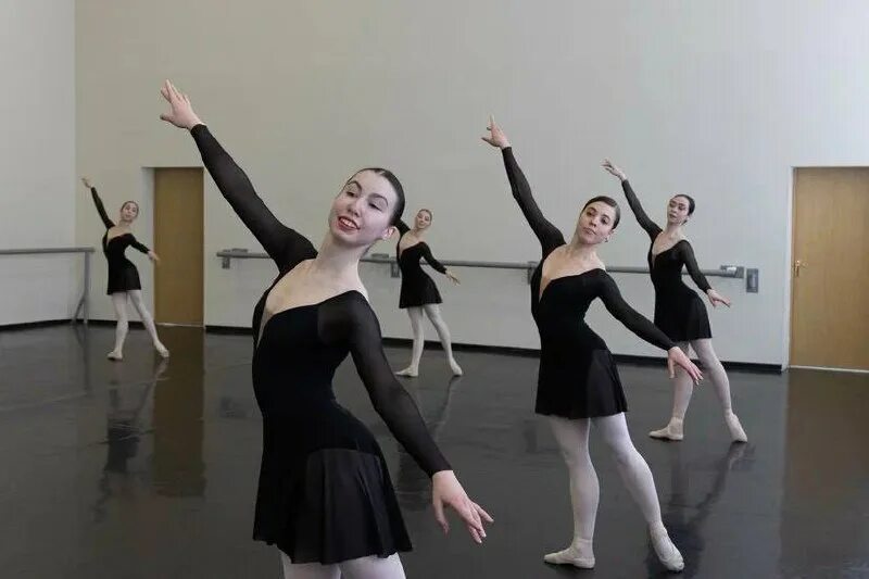 хореографический факультет. московское хореографическое училище гжель. классический танец. народный экзерсис у станка. кульберг балет.