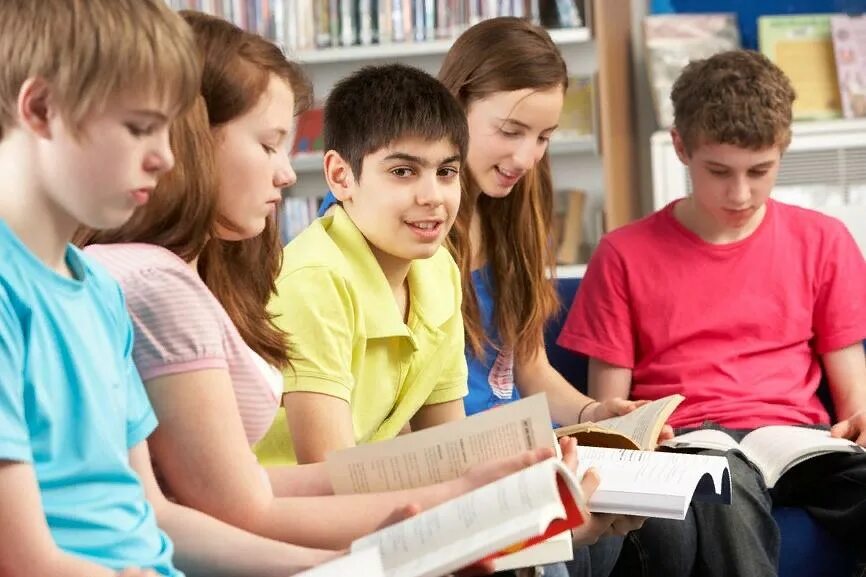 Бывшие одноклассники читать. Подростки читают в кругу. Чтение подростковое продукт. Одноклассники книга читать.