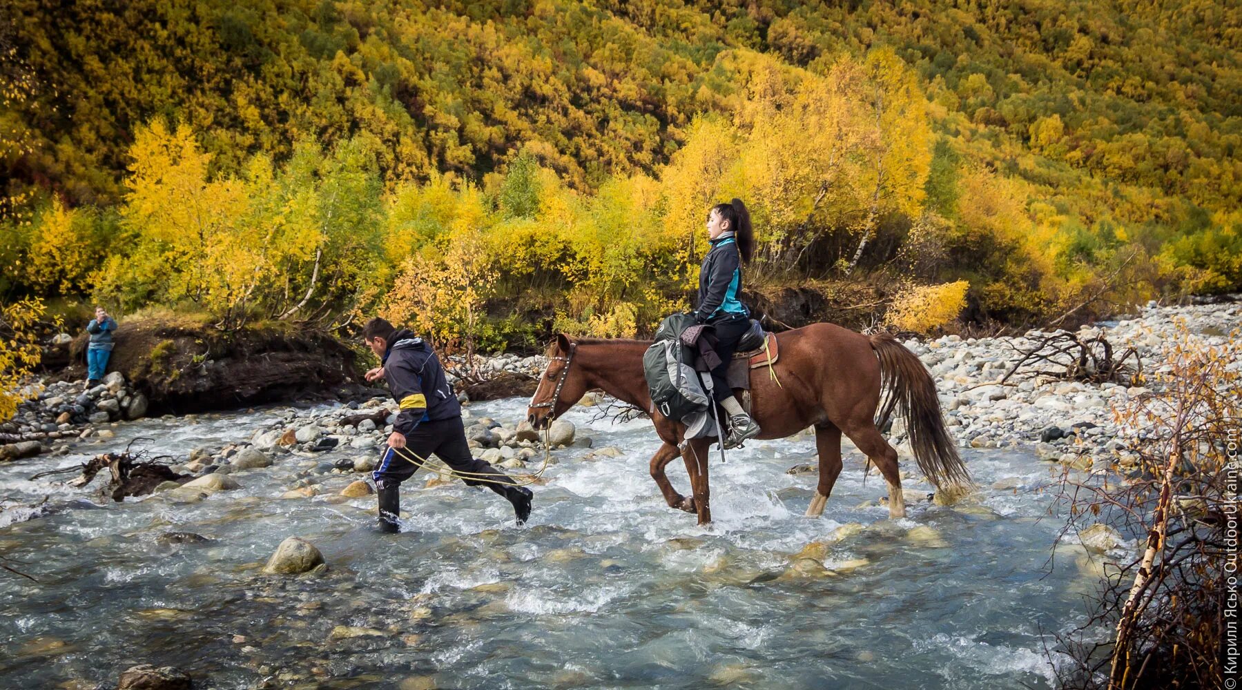 Чудесный витязь коня из реки. Вброд на лошадях. Сванетия лошади. Переход реки вброд на лошади. Конь переходит горную реку.