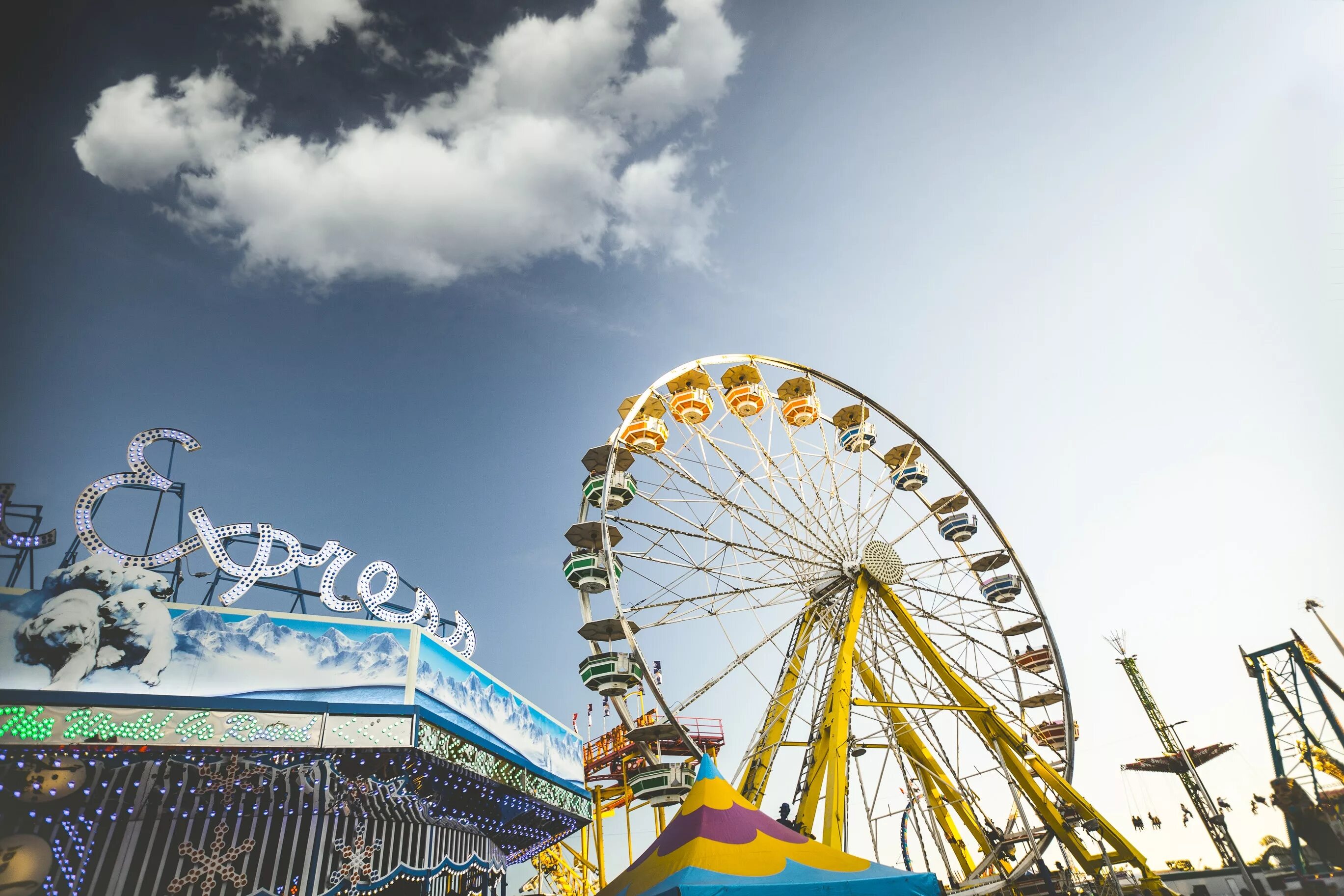 Развлечения фотографии. Карусель Amusement Park. Колесо обозрения Далянь. Колесо обозрения Сочи парк. Колесо обозрения Сочи парк ночью.