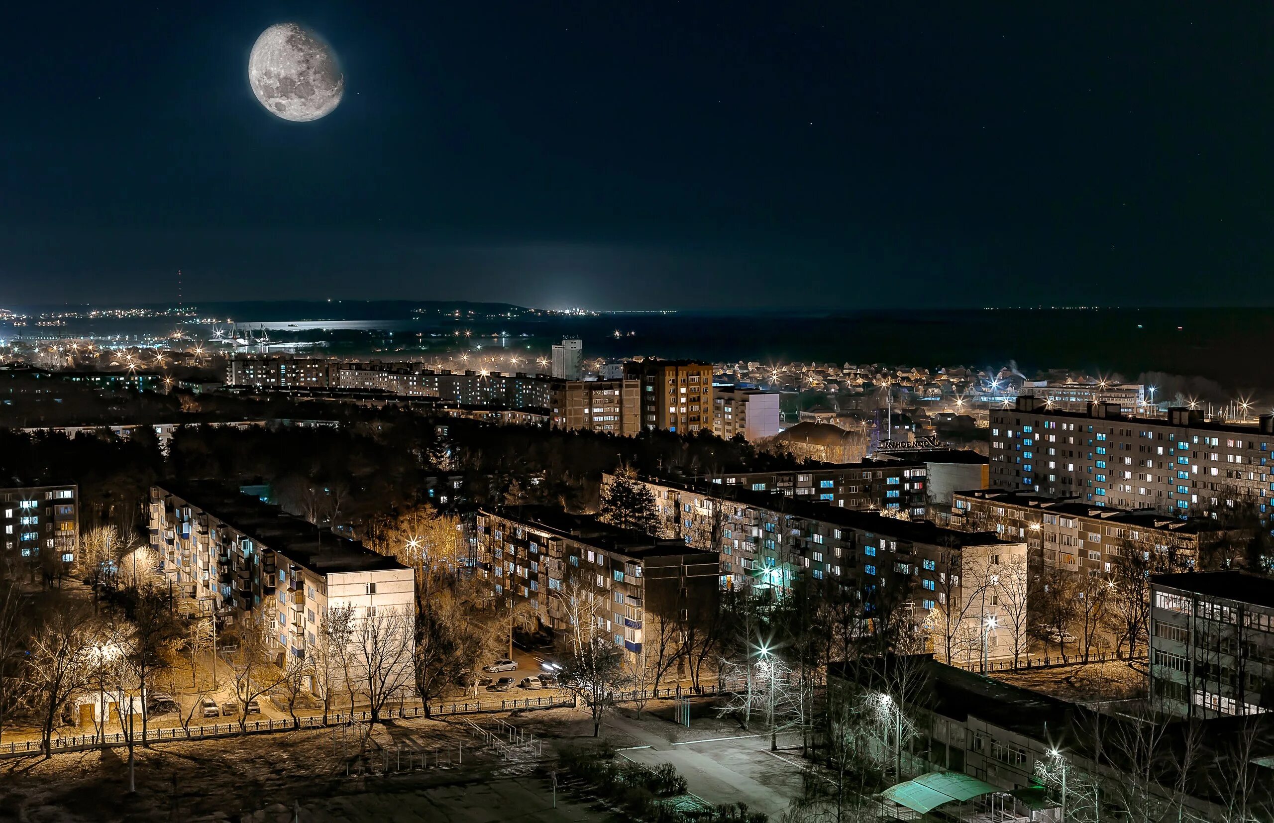 Город на Луне. Ночное небо над городом. Луна над городом. Ночное небо в городе.