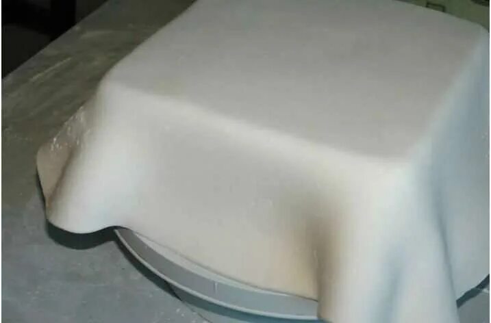 Обтянуть торт мастикой. Мастика для торта. Мастика белая. Идея обтяжки торта мастикой. Обтяжка торта мастикой для начинающих.